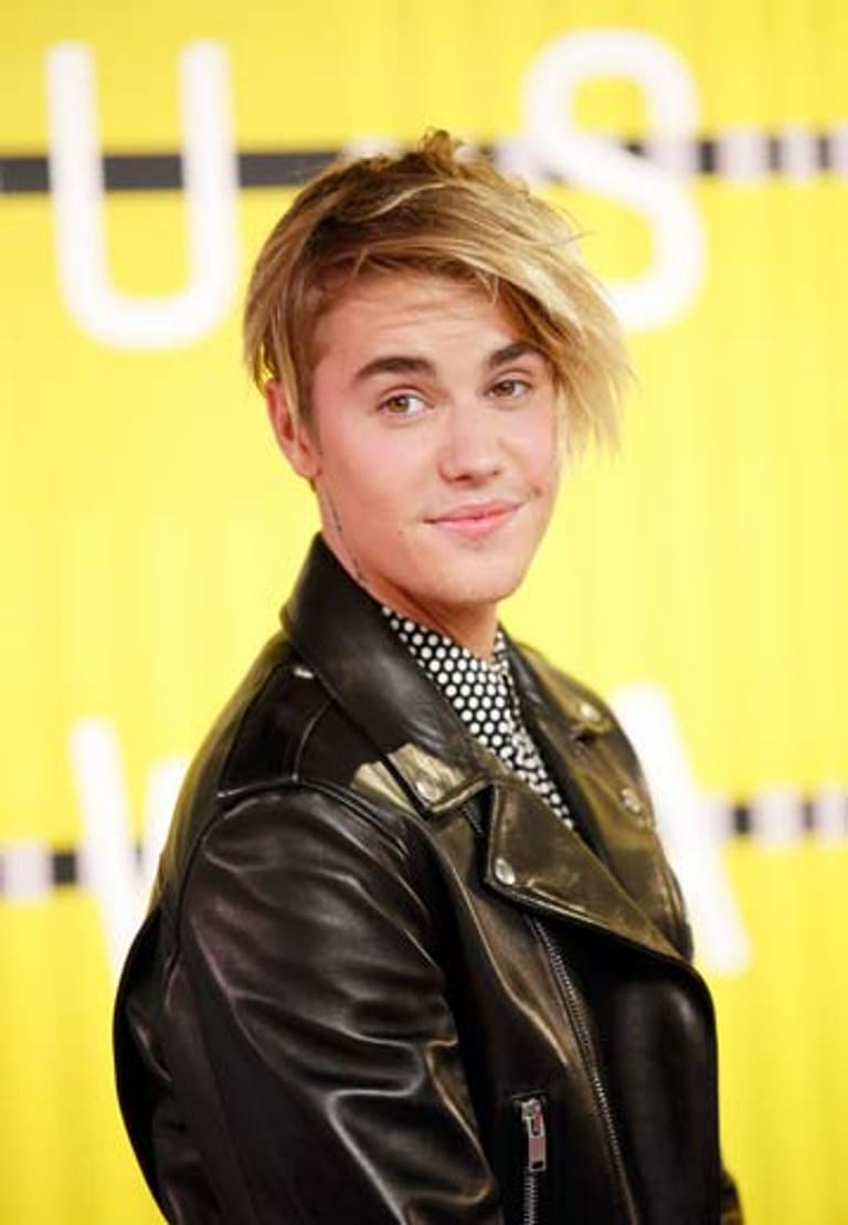 Auch bei den Herren fiel einer auf dem roten Teppich auf - wenngleich nicht durch sein Outfit, sondern wegen seiner Frisur: Justin Bieber mit langem Pony.