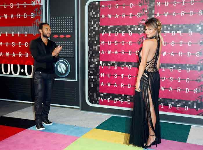 John Legend sieht seiner Model-Ehefrau Chrissy Teigen stolz beim Posieren zu. Recht hat er.