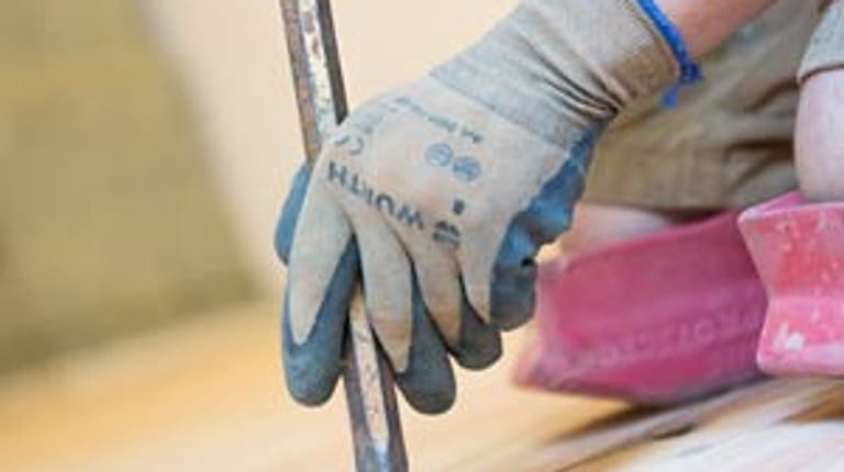 Bevor man anfängt zu schleifen, müssen hochstehende Nägel versenkt werden.