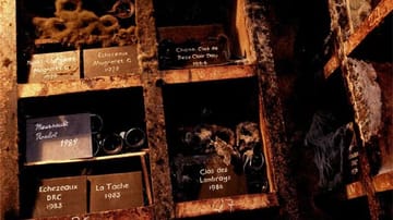 Dieser Weinkeller im Burgund ist ein Vermögen wert: Die Buchstaben "DRC" links unten stehen für "Domaine de la Romanée Conti", einen der größten Weine der Region. "La Tâche" gleich nebenan ist sozusagen der Zweitwein der Domaine. Fünf Magnum-Flaschen dieses Weins wurden 2014 für fast 18.000 Euro verkauft.