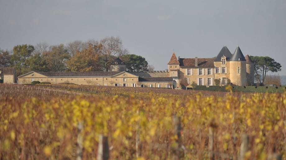 "Château d‘Yquem" heißt der bekannteste Süßwein der Welt. Poeten bezeichneten ihn als "getrunkenes Licht". Schriftsteller Frédéric Dard sagte "Yquem zu trinken ist eine Zeremonie... mit jedem Schluck passiert etwas, was der Extase gleicht". Und Literaturnobelpreisträger François Mauriac schrieb "Die Sommer von einst brennen in den Flaschen von Yquem."