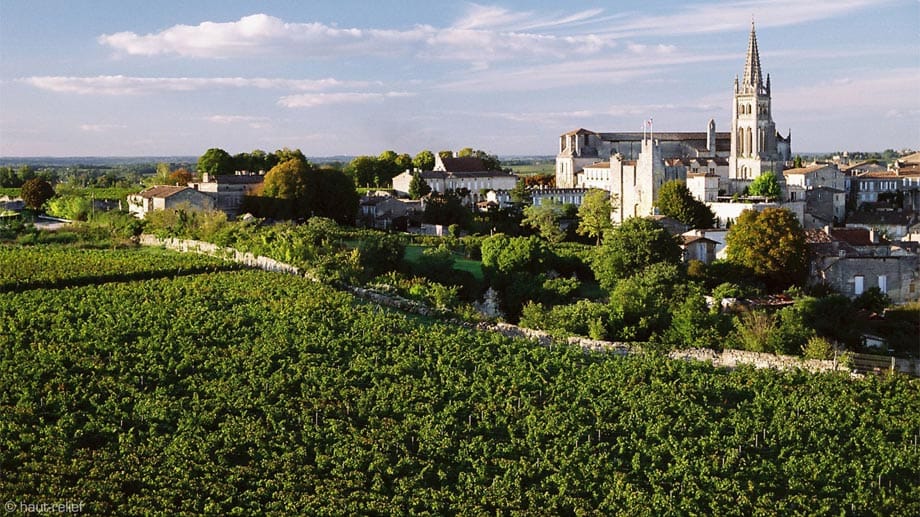 Rund um das Dorf Saint Emilion bei Bordeaux liegen bekannte Weingüter wie Château Angélus, Château Ausone, Château Cheval Blanc und Château Pavie.