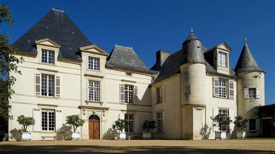 Château Haut-Brion wurde 1525 gegründet. Heute stammt von hier der bekannteste Wein der AOC Pessac-Léognan. AOC steht für Appellation d'origine contrôlée, also "kontrollierte Erzeugerabfüllung".