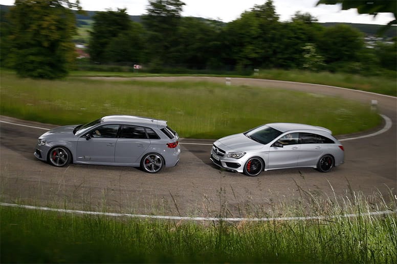 Der RS3 (links) tritt mit dem typischen Fünfzylinder und 367 PS an. Der Mercedes stemmt sich mit Vierzylinder-Turbo und 360 PS dagegen.