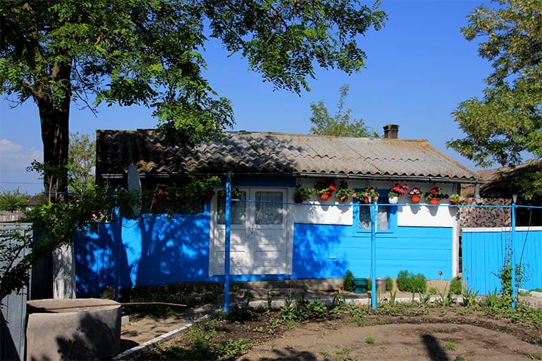 Blau und weiß ist dieses Haus in Letea angestrichen.