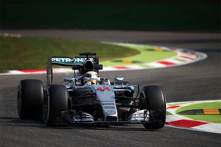 Doch im ersten Training ist nicht Rot die dominante Farbe, sondern Silber. Lewis Hamilton stellt die Konkurrenz in den Schatten.