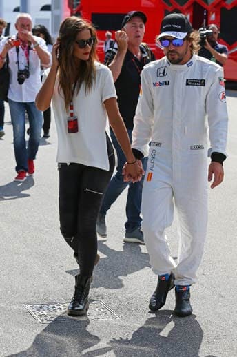 Fernando Alonso hat wieder einmal früh Feierabend. Er lässt sich von seiner Freundin Lara Alvarez trösten.