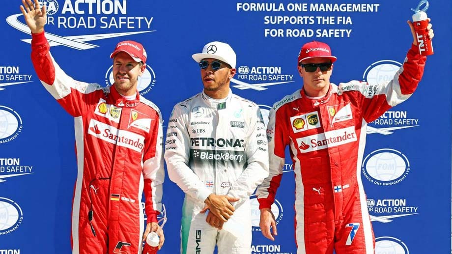Beim Qualifying schaffen es beide Ferrari-Piloten unter die Top drei. Kimi Räikkönen (re.) ist schneller als Sebastian Vettel (li.). Für Lewis Hamilton ist die Pole Position eine Selbstverständlichkeit.
