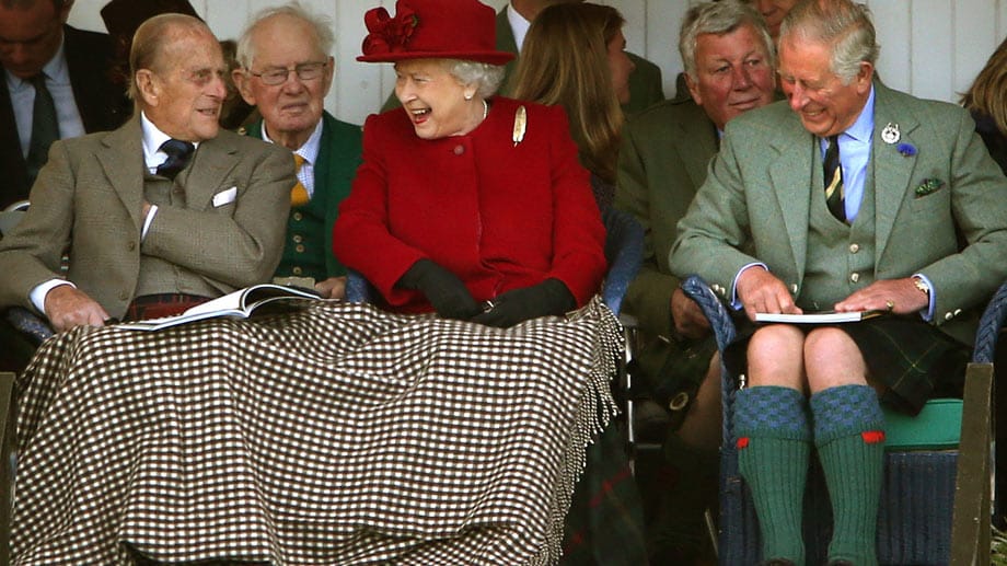 Die Queen hatte im September 2015 mit Ehemann Prinz Phillip (l.) und Sohn Prinz Charles (r.) bei den Highland Games im schottischen Braemar sichtlich Spaß.