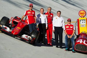 Der Ferrari SF15-T (li.) von 2015 und Ferrari 166 F2 von 1951 mit Sebastian Vettel (li.), Shell-Mitarbeitern, Ferrari-Teamchef Maurizio Arrivabene (Mitte) und Kimi Räikkönen.