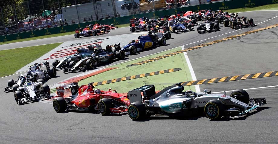 Beim Start des Rennens fällt Kimi Räikkönen ans Ende des Feldes zurück. Lewis Hamilton bleibt vorne, vor Sebastian Vettel.