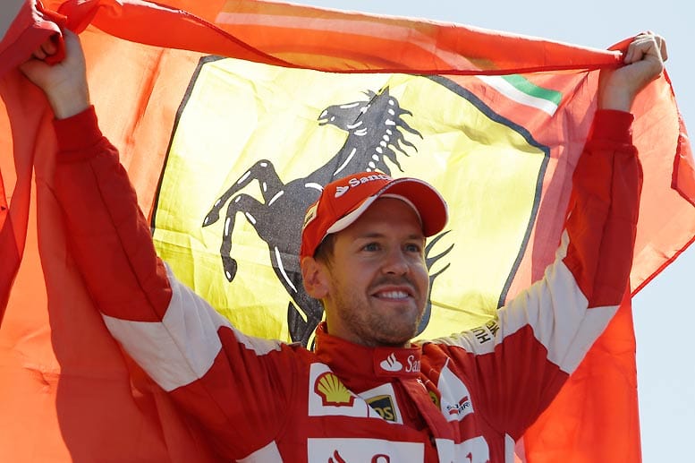 Sebastian Vettel wird Zweiter und feiert ein Fest mit den Ferrari-Fans.