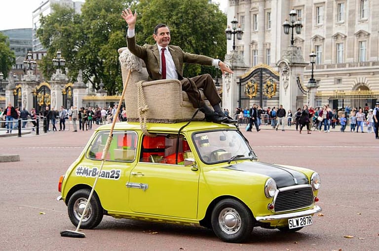 Here we go again: Rowan Atkinson feiert den 25. Geburtstag von Mr. Bean im britischen Fernsehen.