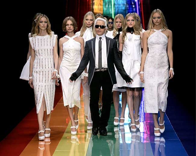Karl Lagerfeld 2007 im Kreise einiger Models, die seine Kreationen tragen.