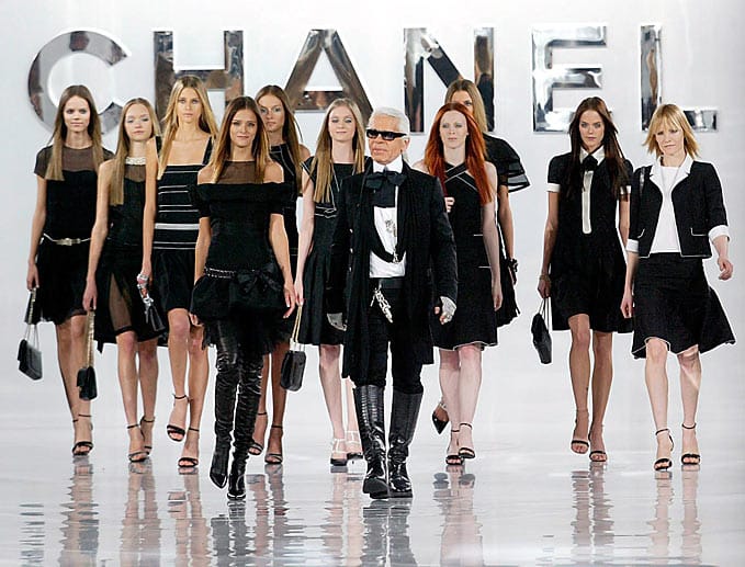 Die Modemarke Chanel polierte Karl Lagerfeld ordentlich auf: Die typischen Tweedstoff-Jacken poppte er mit Bändern und Fransen neu auf, Haute-Couture-Kleider kombinierte er mit Sportschuhen.