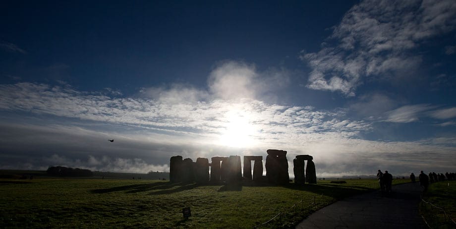 Historiker vermuten, dass der rätselhafte Steinkreis von Stonehenge irgendwann zwischen 3000 und 1600 vor Christus errichtet wurde. Im Jahr 1986 wurde die Stätte in die Welterbeliste der UN-Kulturorganisation Unesco aufgenommen.