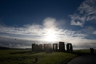 Historiker vermuten, dass der rätselhafte Steinkreis von Stonehenge irgendwann zwischen 3000 und 1600 vor Christus errichtet wurde. Im Jahr 1986 wurde die Stätte in die Welterbeliste der UN-Kulturorganisation Unesco aufgenommen.