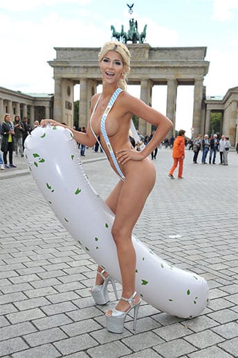 Micaela Schäfer reitet im September 2015 bei einem Foto-Shooting in Berlin auf einer Riesen-Weißwurst.