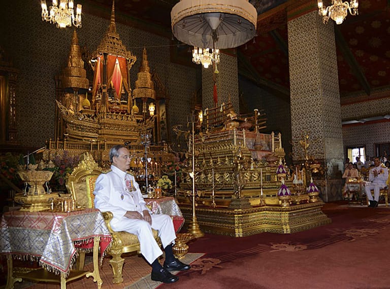 Am längsten regierender Monarch (lebend): König Bhumibol Adulyadej von Thailand ist bereits erstaunliche 69 Jahre im Amt. Der 87-Jährige wurde am 9. Juni 1946 im Alter von 18 Jahren zum König proklamiert und am 5. Mai 1950 offiziell gekrönt. Seither ist er Thailands Staatsoberhaupt.