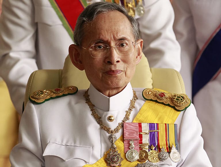 Der Reichste: Mit einem geschätzten Privatvermögen von 28 Milliarden Euro ist König Bhumibol Adulyadej von Thailand der reichste Monarch der Welt. Mit deutlichem Abstand folgt Hassanal Bolkiah auf dem zweiten Rang. Der Sultan von Brunei verfügt über ein Vermögen von 16 Milliarden Euro.