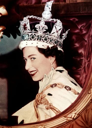 Ältester regierender Monach: Den Titel des ältesten regierenden Monarchen hat Königin Elizabeth II. seit Januar 2015 inne. Die 89-Jährige übernahm die Spitzenposition nach dem Tod des saudischen Königs Abdullah ibn Abd al-Aziz Al Saʿud, der rund zwei Jahre älter war als die Queen.