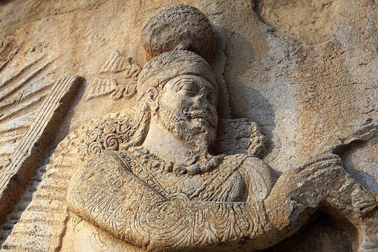 Der Jüngste: Mancher Monarch wurde schon als kleines Kind zum König ausgerufen, doch keiner war so jung wie Schapur II. von Persien (309 - 379). Er gilt als der einzige König der Geschichte, der schon im Mutterleib gekrönt wurde. Laut historischer Überlieferungen wurde die Krone bei der Krönungszeremonie auf den Bauch seiner Mutter gelegt. Schapur II. war der vierte Sohn und Nachfolger des persischen Großkönigs Hormizd II.