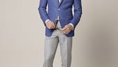 Ganz entspannt zum Business-Meeting: Die hanseatische Kombination aus blauem Sakko (Long Island, ab 339 Euro) und heller Chino lässt sich mit Hemd, eleganter Krawatte und klassischen Schuhen kombinieren. Das Sakko sieht aber auch mit Polo und Wildlederslippern richtig gut aus.