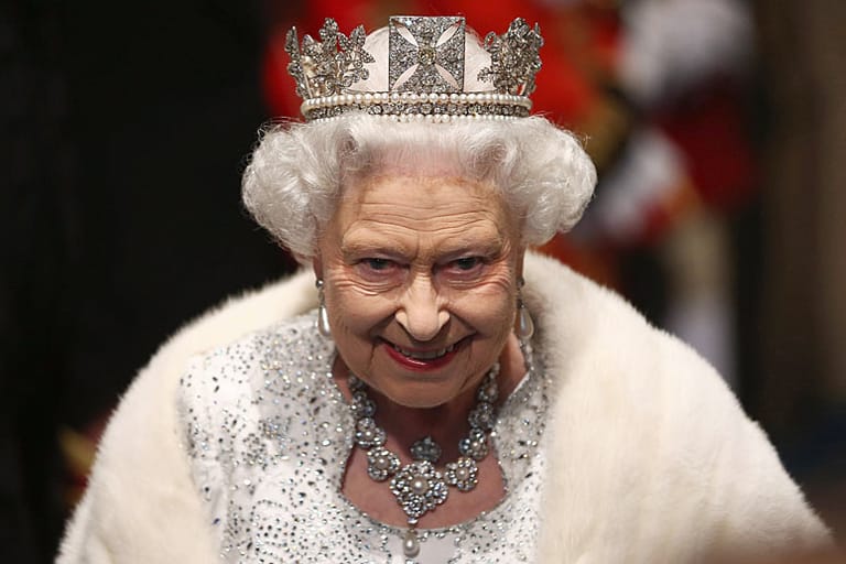 Längster Herrscher Britanniens: Seit dem 9. September 2015 um 18.30 Uhr ist Königin Elizabeth II. der am längsten amtierende britische Monarch. Mit ihrem Rekord zog sie an ihrer Ur-Ur-Großmutter Victoria vorbei, die es auf 23.226 Tage, 16 Stunden und 23 Minuten brachte.