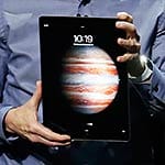 Tim Cook präsentiert das iPad Pro, das mir dem 12,9-Zoll-Display riesig ist. Das entspricht einer Diagonalen von 32,7 Zentimetern.