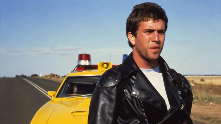 Der Kultfilm Mad Max stammt bereits aus dem Jahr 1979; 1980 kam er in die deutschen Kinos. Er handelt vom Rachefeldzug des Polizisten Max Rockatansky, gespielt von Mel Gibson, der in seinem Pursuit Special, einem umgebauten Ford Falcon XB GT Coupé aus dem Jahr 1973, unterwegs ist.