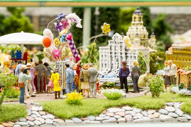 Miniwelt in der Miniwelt: Figuren des Miniatur Wunderlandes in einem Freizeitpark mit verkleinerten Sehenswürdigkeiten.