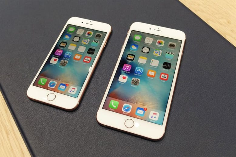 iPhone 6s (l.) und iPhone 6s Plus: Die Preise beginnen bei 739 Euro für das iPhone 6s mit 16 GB. Das teuerste Modell ist das iPhone 6s Plus mit 128 GB, für das Apple 1069 Euro verlangt.
