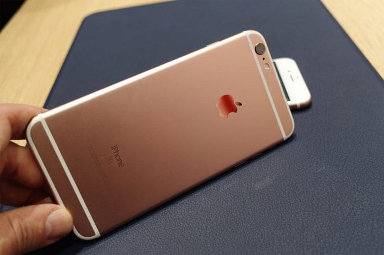 Als neue Option bietet Apple die iPhones jetzt auch in Roségold an. Die Farbe changiert extrem, wenn man das Gerät im Licht dreht und wendet.