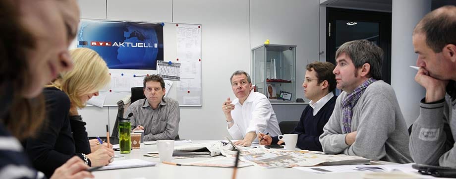 Ein Blick hinter die Kulissen von "RTL aktuell": Die Redaktion bei einer ihrer Themenkonferenzen.