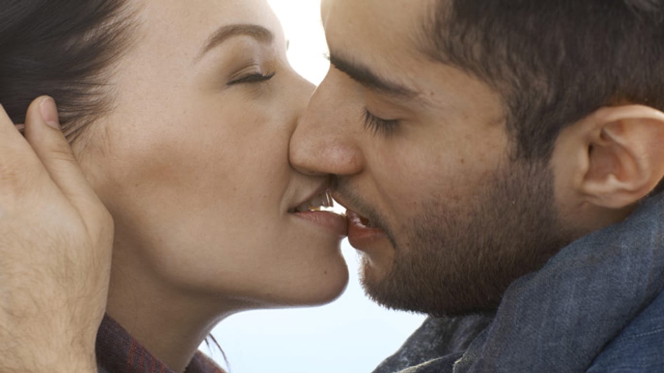 Paare stärken ihre Beziehung, wenn sie sich oft küssen.