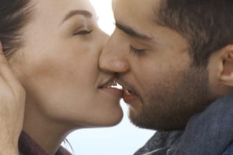 Paare stärken ihre Beziehung, wenn sie sich oft küssen.