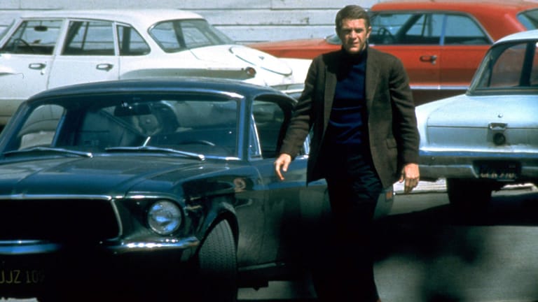 Unsterblich wurde der Ford Mustang - hier die Fastback-Version - durch "Bullitt", ein Film-Klassiker aus dem Jahr 1968, in dem Steve McQueen demonstriert, wie cool Autofahren aussehen kann.