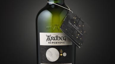 Der Ardbed Supernova 2015 wird nur an das sogenannte Ardbeg Comittee verkauft, in dem registrierte Ardbeg-Fans Mitglied sind. Ein schlauer Schachzug: Die Flaschen werden in Online-Shops für mindestens 210 Euro angeboten. Statt der üblichen 55 ppm Phenol bringt dieser galaktische Whisky 100 ppm ins Glas. Pfeffer, Früchte, Fenchel, Teer, Karamell - ein Whisky für echte Kenner.