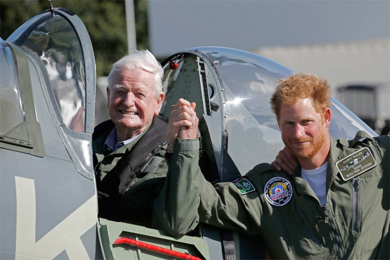 Seinen 31. Geburtstag am 15. September 2015 verbrachte Prinz Harry auf einer Flugshow zum Gedenken an die Luftschlacht um England vor 75 Jahren. Seinen Passagierplatz in einer Spitfire überließ er dabei einem Weltkriegs-Veteranen.