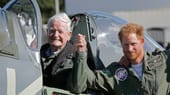 Seinen 31. Geburtstag am 15. September 2015 verbrachte Prinz Harry auf einer Flugshow zum Gedenken an die Luftschlacht um England vor 75 Jahren. Seinen Passagierplatz in einer Spitfire überließ er dabei einem Weltkriegs-Veteranen.