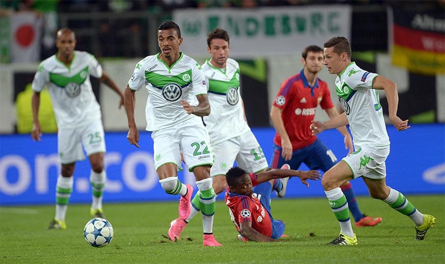Der VfL Wolfsburg startet gegen ZSKA Moskau in die Champions League. Luiz Gustavo (2.v.li.) hat nun Julian Draxler (re.) als neuen Kollegen an seiner Seite.