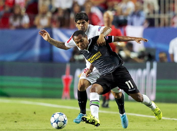 Borussia Mönchengladbach tritt in Spanien beim FC Sevilla an. Hier kämpft Raffael (vorne) gegen Ever Banega um den Ball.