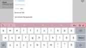 iOS 9 bringt auch bei der Tastatur einige Neuerungen. Über den Buchstabentasten tauchen neben den Wortvorschlägen jetzt auch Schaltflächen zum formatieren und bearbeiten des Textes auf.