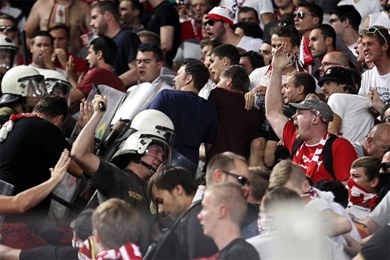 Schlimme Szenen vor dem Anpfiff im Karaiskakis-Stadion: Griechische Polizisten setzen Schlagstöcke gegen mitgereiste Bayern-Fans ein. Zuvor sollen einige Münchner Zuschauer Anhänger von Olympiakos Piräus provoziert haben.