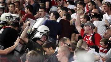 Schlimme Szenen vor dem Anpfiff im Karaiskakis-Stadion: Griechische Polizisten setzen Schlagstöcke gegen mitgereiste Bayern-Fans ein. Zuvor sollen einige Münchner Zuschauer Anhänger von Olympiakos Piräus provoziert haben.