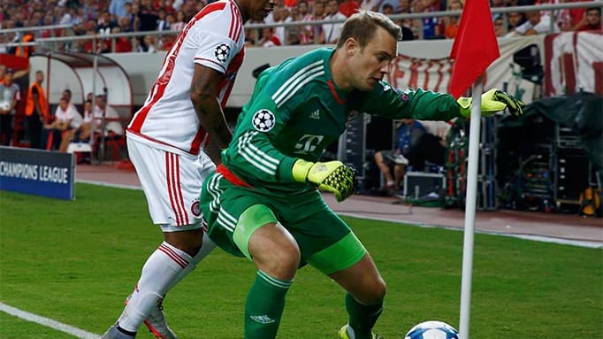 Zum Sportlichen: Der griechische Meister entpuppt sich als unangenehmer Gegner für Bayern München. Hier bedrängt Olympiakos-Profi Felipe Pardo (li.) den zur Eckfahne enteilten FCB-Keeper Manuel Neuer. In der ersten Halbzeit erspielt sich der deutsche Rekordmeister zwar wie erwartet ein deutliches Übergewicht, doch ein Torerfolg lässt auf sich warten.