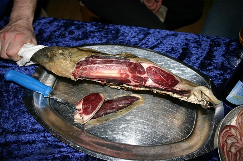 Aufgeschnitten sieht das Fleisch doch recht lecker aus - und es erinnert an Serrano-Schinken.