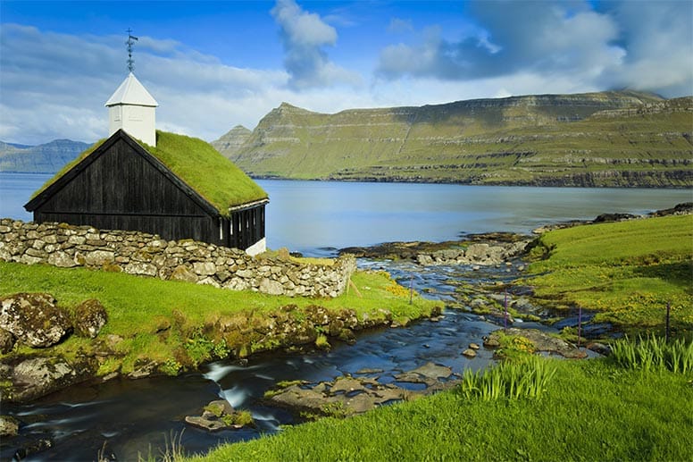 Die 18 Färöer-Inseln liegen auf dem 62. Breitengrad. Das ist ungefähr die Höhe von Anchorage in Alaska. Sie gehören zu Dänemark. Allerdings sehen sich die Färinger nicht als Dänen, sondern als Nachfahren der Wikinger. Sie sind autonom mit eigenem Parlament, eigener Sprache, Währung und Flagge. Sie gehören anders als Dänemark auch nicht zur EU.