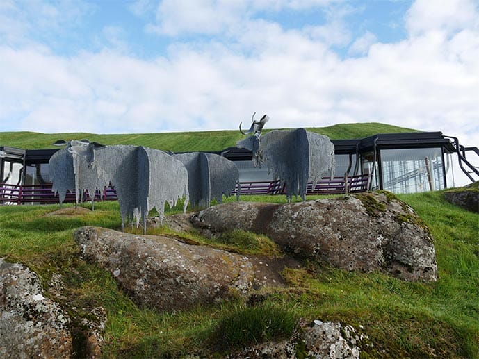 Tradition und Kunst: Schafskulpturen und Grasdach zieren das Kulturzentrum von Tórshavn.