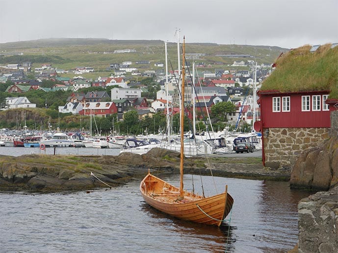 Der Hafen von Tórshavn. Allgemeine Auskunft: Visit Faroe Islands, í Gongini 9, PO Box 118, 110 Tórshavn, Føroyar, Tel. 00298/206100, www.visitfaroeislands.comhttp://www.visitfaroeislands.com/ http://www.visitfaroeislands.com